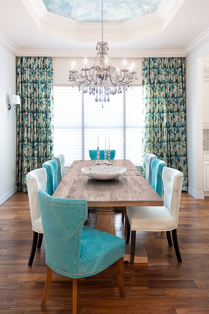 A beautiful Orlando dining room in coastal colors
