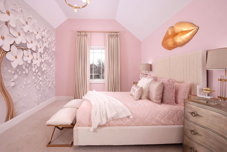 Combine a 3D mural with big gold lips and you have a dream bedroom.